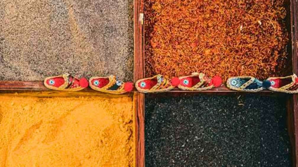 Turmeric vs. Saffron, spice box showing saffron in the top-right corner and turmeric in the bottom-left corner